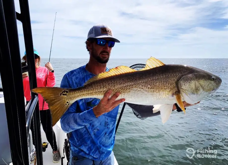 Eastern Tailz 25’ contender bay