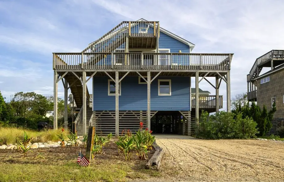 Great Location! Steps to Beach, Pool, Ho...