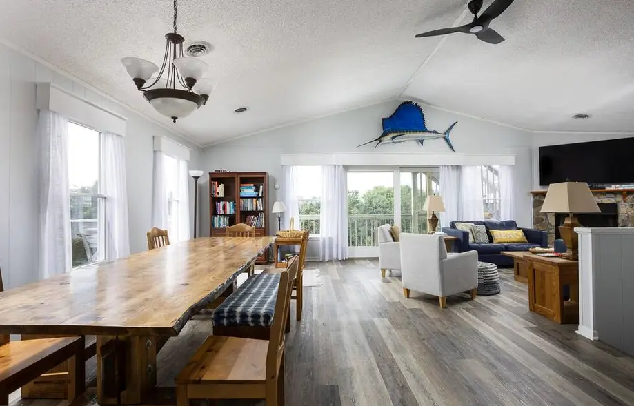 Great Location! Steps to Beach, Pool, Hot Tub