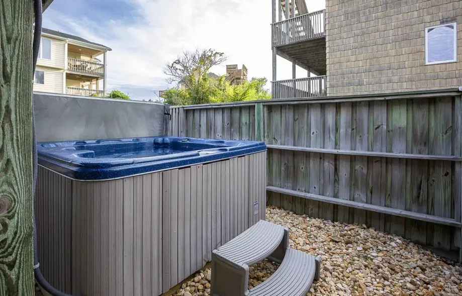Great Location! Steps to Beach, Pool, Hot Tub