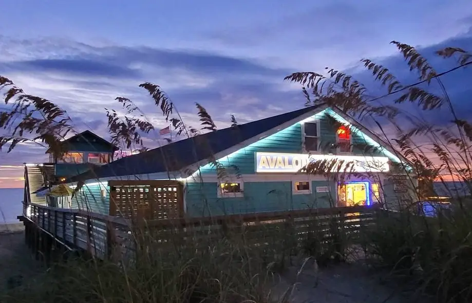 Bright and sunny family friendly cottage, 2 minutes to beach, Sound view sunsets