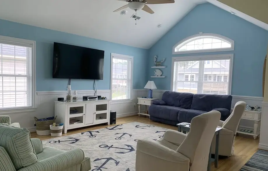 Bright and sunny family friendly cottage, 2 minutes to beach, Sound view sunsets