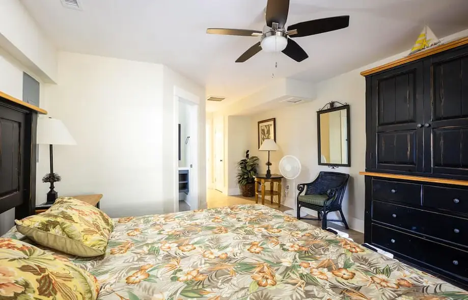 Beautiful Getaway, 1 Min to Ocean with Pool, Hot Tub