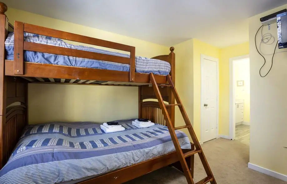 Beautiful Getaway, 1 Min to Ocean with Pool, Hot Tub