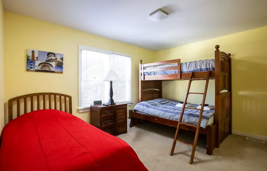 Beautiful Getaway, 1 Min to Ocean with Pool, Hot Tub