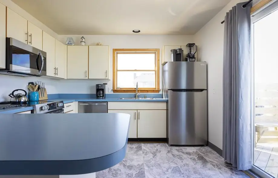 1-Min walk to Beach! Ocean Views, Hot Tub