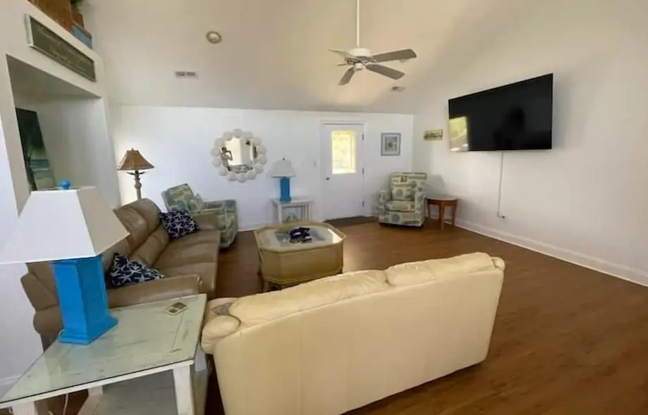 Less than 5min Walk to Beach with Pool, ...