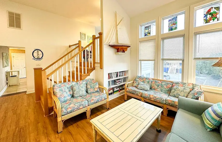 Less than 5min Walk to Beach with Pool, Fire Pit