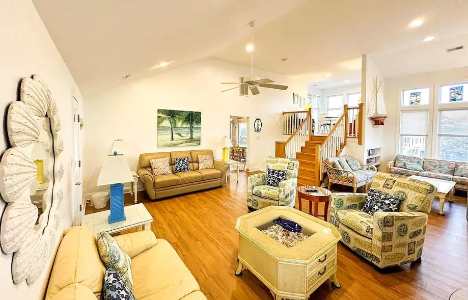 Less than 5min Walk to Beach with Pool, Fire Pit