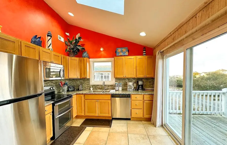 Less than 5min Walk to Beach with Pool, Fire Pit
