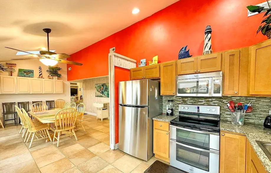 Less than 5min Walk to Beach with Pool, Fire Pit
