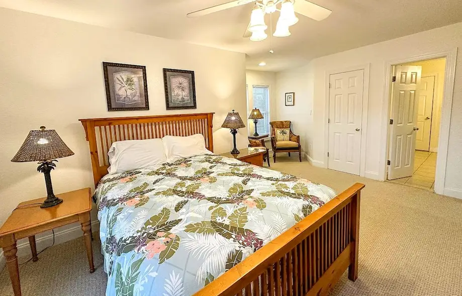Less than 5min Walk to Beach with Pool, Fire Pit