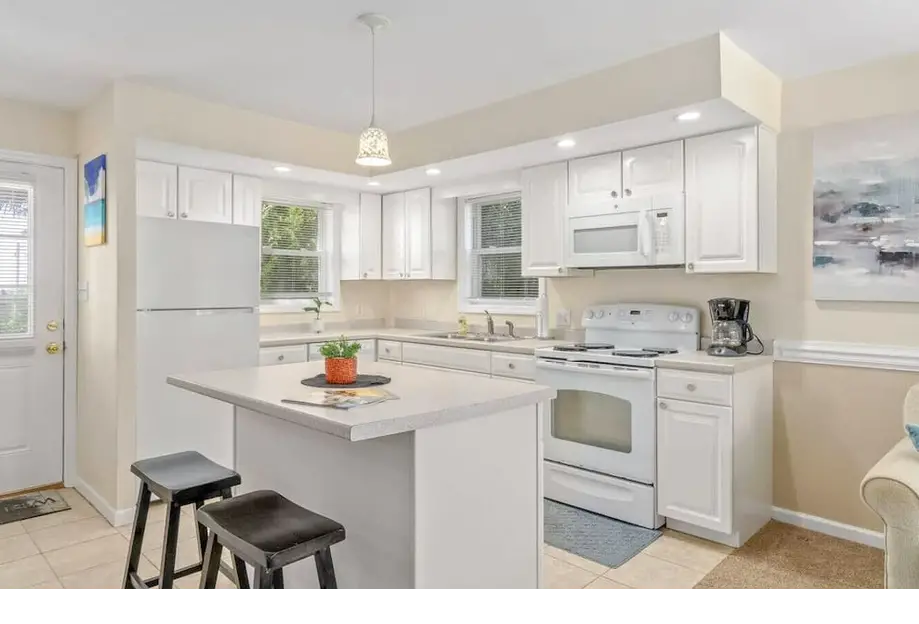 Sound Waterfront~Walk 2 Beach~Sunroom&Do...