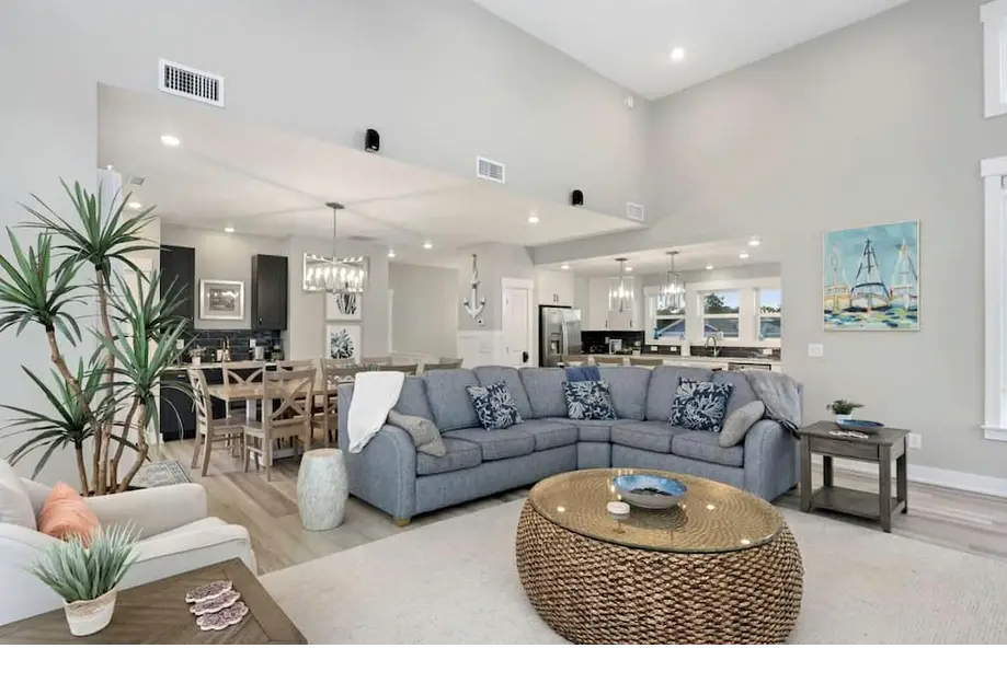 Beautiful Modern Beach House for Large F...