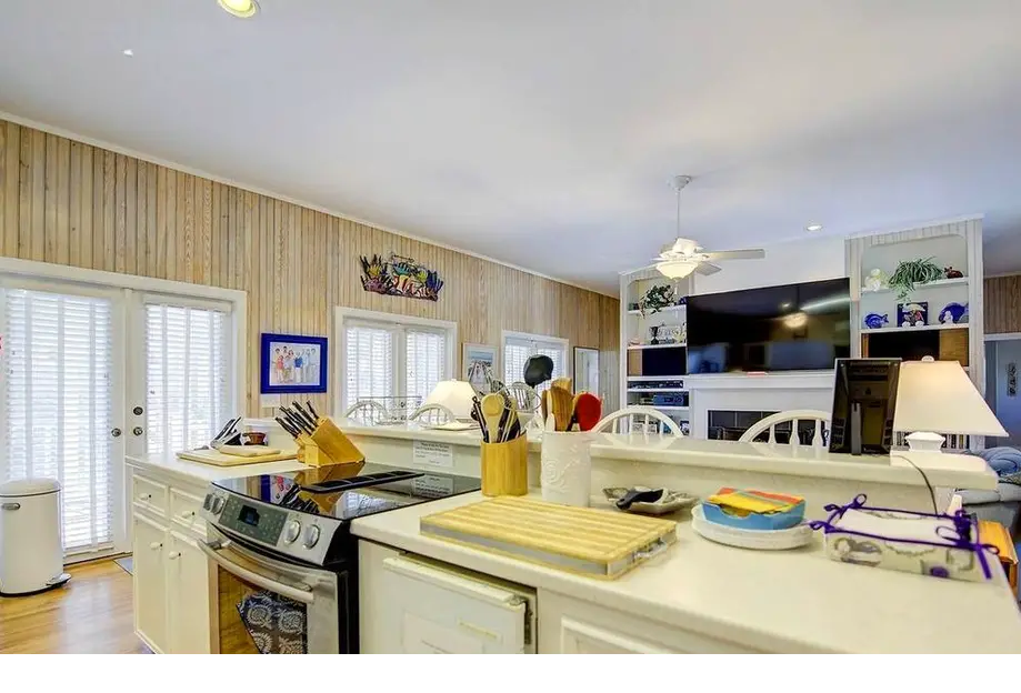Incredible Beach House with Nice Views i...